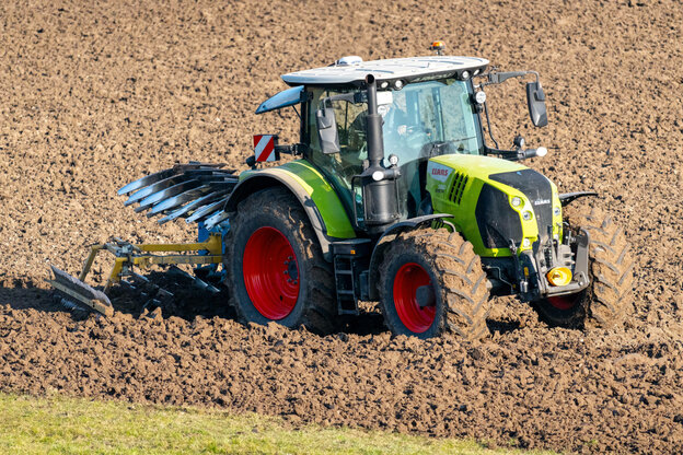 Ein Traktor auf einem Acker.