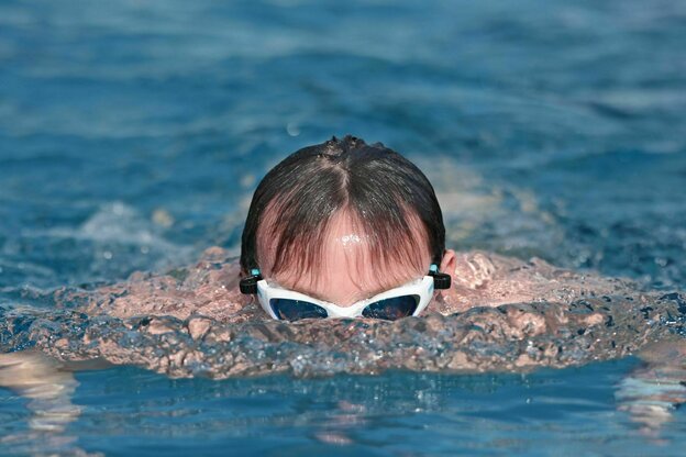 Ein Schwimmer im Freibad