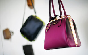 Handtaschen in einem Showroom