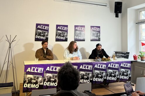 von links nach rechts Alexander Gorski, Hannah Bruns und Ferat Koçak auf dem Podium