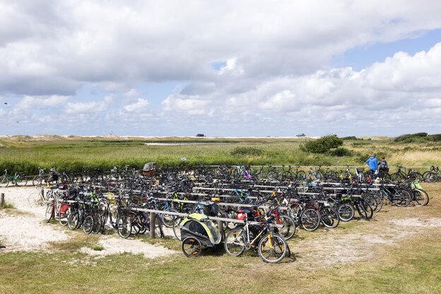 Fahrräder stehen vor den Dünen in St. Peter Ording