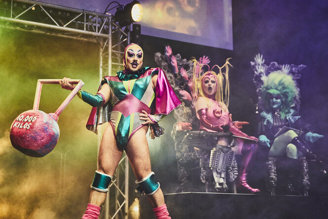 Drei Dragqueens auf der Bühne mit Theaternebel