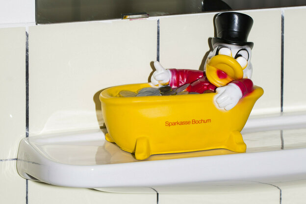 Dagobert Duck in gelber Wanne