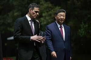 Der chinesische Präsident Xi Jinping (r) und der spanische Premierminister Pedro Sanchez sprechen, während sie nach einem Treffen durch den Garten des Diaoyutai-Gästehauses gehen