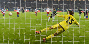 Ein Elfmeter aus der Hintertorperspektive beim Spiel HSV gegen Hannover 96