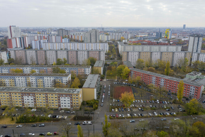 Blick über Plattenbauten in Berlin-Hohenschönhausen