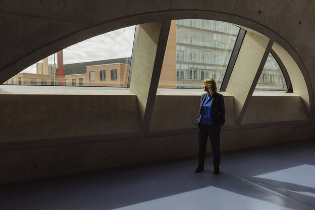 Steffi Lemke blickt hinaus durch die halbrunden Fenster des Bundesumweltministeriums in Berlin