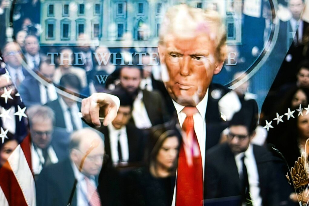 Doppelbelichtungen von Fernsehaufnahmen, die Donald Trump bei einer Fernsehansprache zeigen