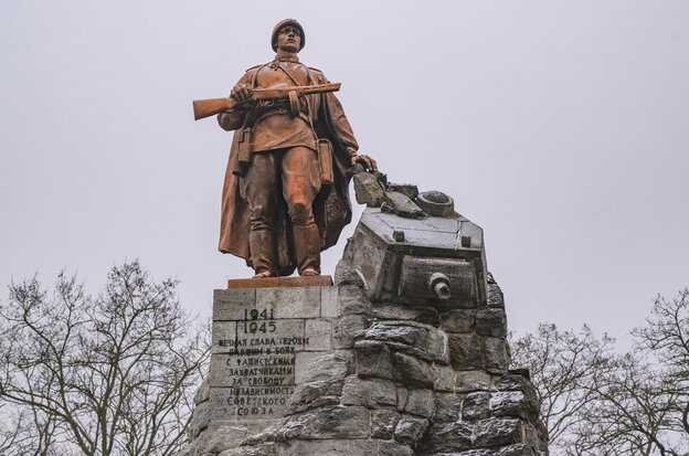 Bronzeskulptur eines Soldaten der Roten Armee