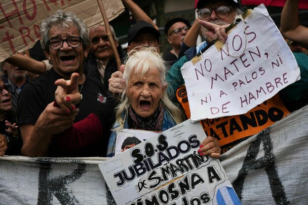 Rentnerinnen demonstrieren in Buenos Aires