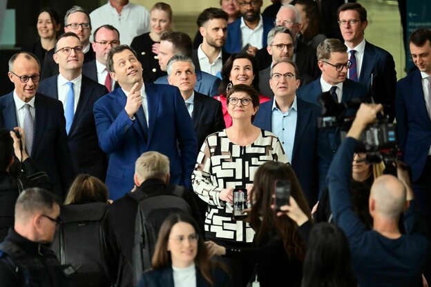 Fast nur Männer, darin eine Frau: Saskia Esken