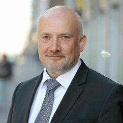 Ein Mann im Anzug