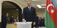 Präsident Ilham Aliyev beim Wählen