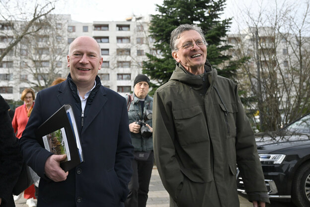 Kai Wegner und Christian Gaebler, im Hintergrund Häuser der Gropiusstadt