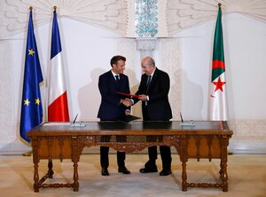 Frankreichs Emmanuel Macron und Algeriens Abdelmadjid Tebboue im August 2022 in Algier. Da war die bilaterale Welt noch in Ordnung