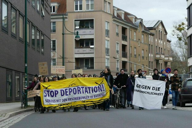 Eine Demonstration hinter einem Fronttranspi 