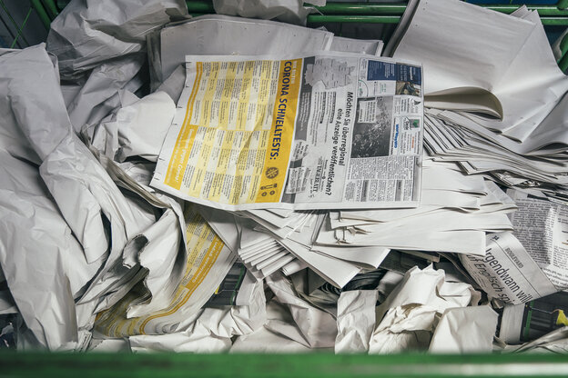 Ein Papiercontainer voll mit Makulaturpapier
