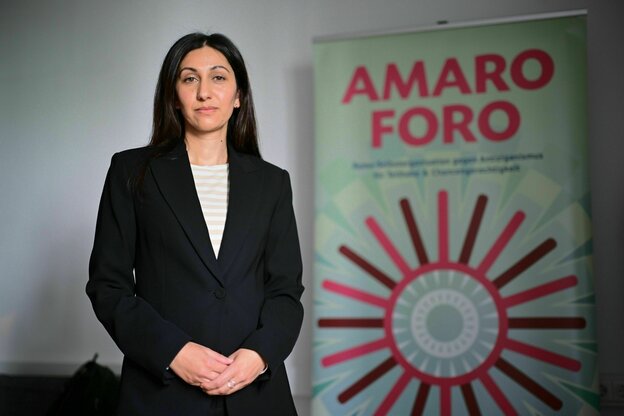 Violeta Balog, Projektleitung bei DOSTA/MIA Berlin und im Vorstand von Amaro Foro, steht während einer Pressekonferenz zur Auswertung der Dokumentationsstelle Antiziganismus (DOSTA/MIA Berlin) vor einem Rollup.