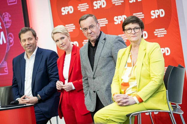 Lars Klingbeil (l-r), SPD-Fraktions- und Bundesvorsitzender, Manuela Schwesig (SPD), Ministerpräsidentin von Mecklenburg-Vorpommern, Boris Pistorius (SPD), geschäftsführender Verteidigungsminister, und Saskia Esken, SPD-Bundesvorsitzende, stellen sich bei