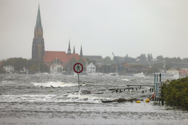 Hochwasser vor der Stadtsilhouette von Schleswig