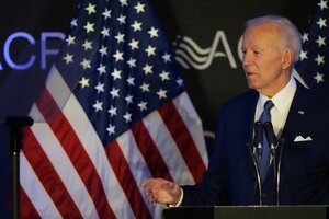 Ex-US-Präsident Joe Biden vor einer US-Flagge