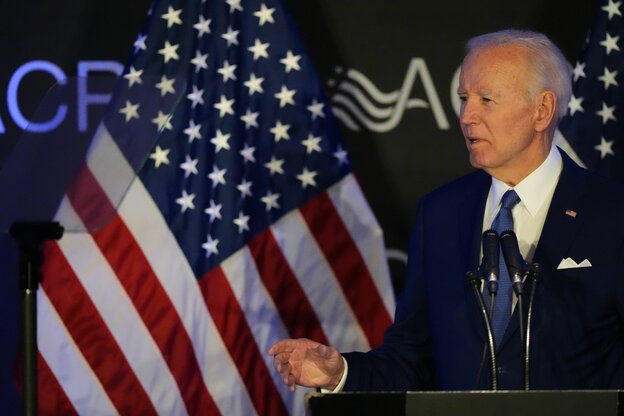 Ex-US-Präsident Joe Biden vor einer US-Flagge