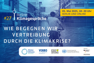 Das Titelbild zeigt auf blaugefärbtem Hintergrund eine Fahrrad fahrende Person. Zu sehen ist als Text der Veranstaltungstitel: Wie begenen wir Vertreibung durch die Klimakrise? sowie das Veranstaltungsdatum: 5. Mai 2025, 18-20 Uhr, und Logos der Veranstalter Klima-Allianz Deutschland, VENRO, Deutsche Klimastiftung, Deutsche Gesellschaft für die Vereinten Nationen e.V. und das Förderungs-Logo des Bundesministeriums für Wirtschaft und Klimaschutz