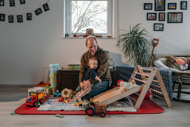 Lasse Brandt sitzt mit seinem kleinen Kind in der Spielecke in seiner Wohnung