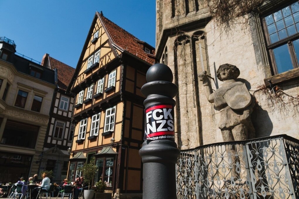 Ein Pfeiler mit einem antifaschistischen Aufkleber auf dem Marktplatz in Quedlinburg