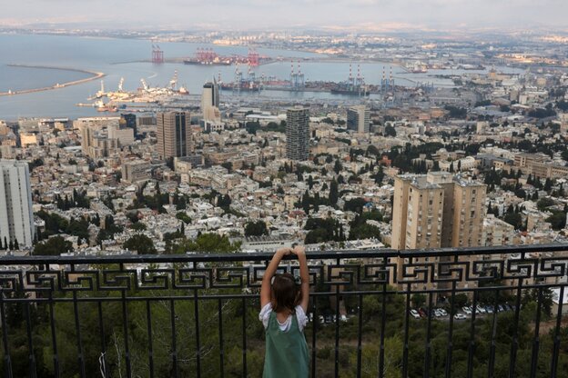 Blick über die Stadt Haifa und ihren Hafen vom Karmel