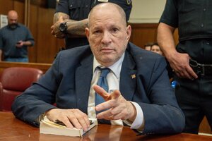 ein mann im anzug, harvey weinstein, zeigt mit dem finger in die kamera
