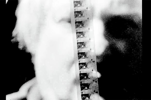 Ein Filmbild eines unscharfen Gesichts. Über das Gesicht ist ein Filmstreifen gelegt.