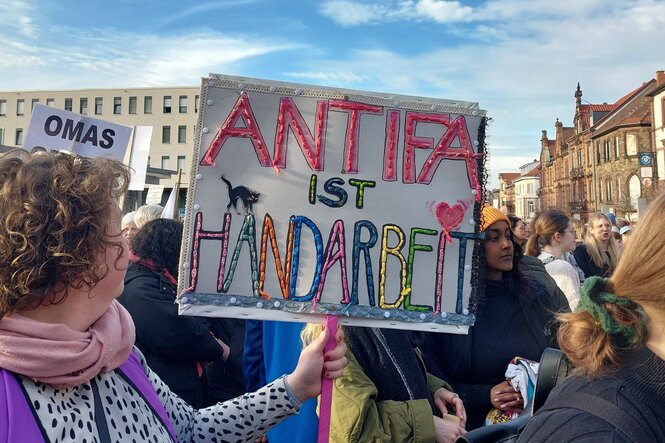 Plakat auf Demonstration mit der Aufschrift: "Antifa ist Handarbeit"