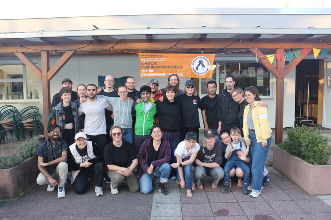 Gruppenfoto der Initiative Lobeda solidarisch, auf genommen unter einer Pergola