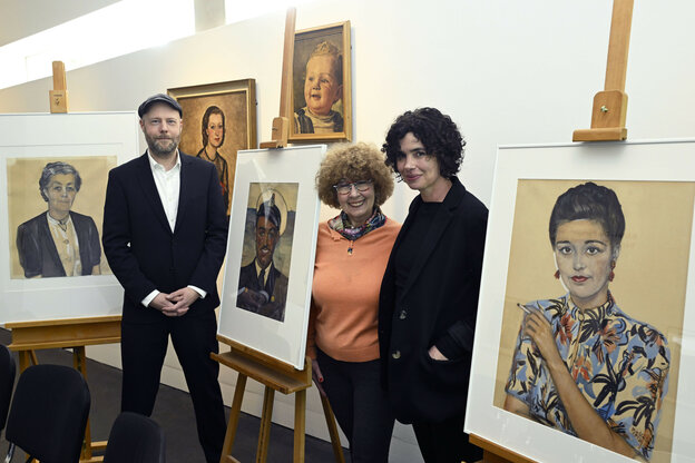 Nils-Arne Kässens steht mit Maryvonne Collot und Anne Sibylle Schwetter neben bislang unbekannten Gemälden der Malerin Felka Platek.