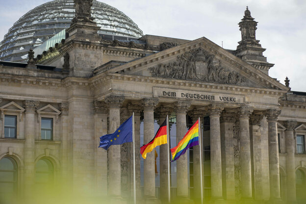 Am Reichstagsgebäude, dem Bundestag wehen die Fahnen Europas und Deuschlands sowie die Regenbogenflagge