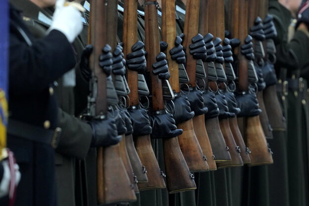 Lettische Soldaten halten Gewehre bei einer Militärparade