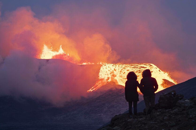 Ein Paar beobachtet einen Vulkanausbruch in Island