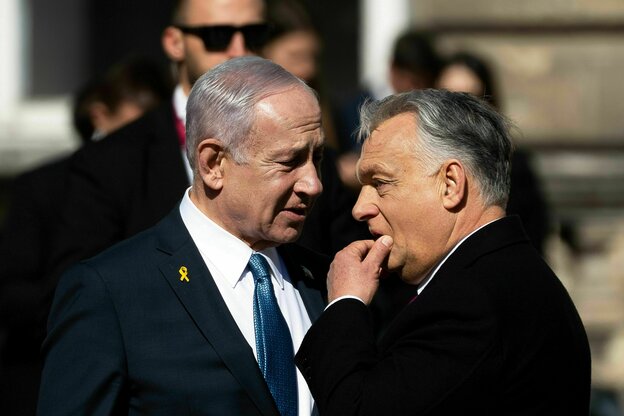 Der israelische Ministerpräsident Benjamin Netanjahu (l) und der ungarische Ministerpräsident Viktor orban unterhalten sich