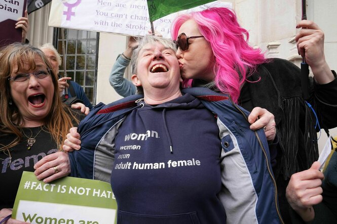 Aktivistinnen von For Women Scotland (FWS) feiern vor dem Obersten Gerichtshof in London