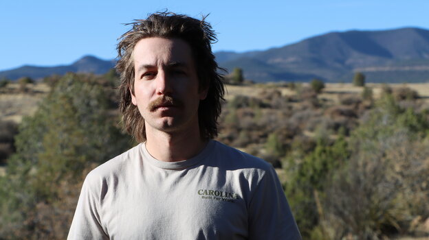 Justin Schatz steht vor der weiten Landschaft der Mogollon Mountains