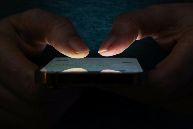 Zwei Finger auf einem Smartphone-Screen