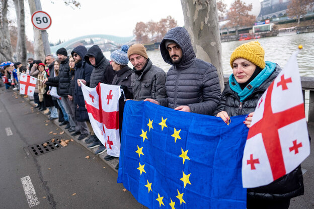 37361686.jpg Georgier protestieren mit einer Menschenkette entlang des Flusses Kura in Tiflis gegen die georgische Regierung
