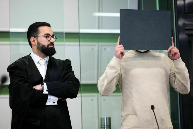 Der Angeklagte steht mit seinem Rechtsanwalt Ehssan Khazaeli (l) beim Prozess im Gericht