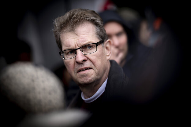 Ein Mann mit Brille schaut kritisch
