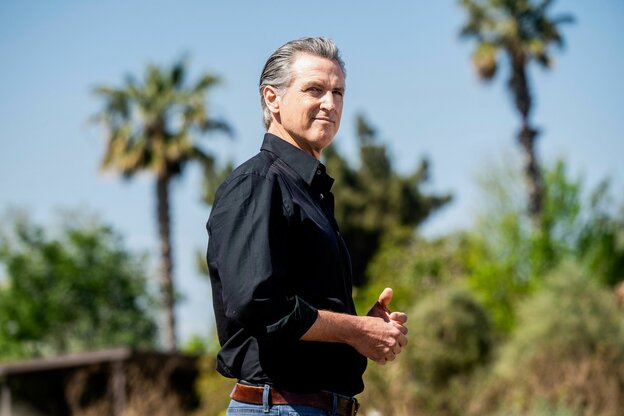 Gavin Newsom, Gouverneur von Kalifornien, bei der Pressekonferenz auf einer Mandelfarm über die Zölle von Präsident Trump.