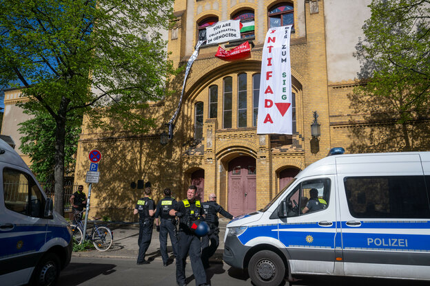Polizisten stehen vor einem Gebäude am Campus Nord der Humboldt-Universität (HU). Der Emil-Fischer-Hörsaal am Campus Nord der Humboldt-Universität (HU) in Berlin wurde besetzt.