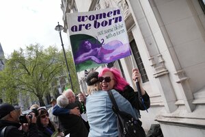 Aktivistinnen von For Women Scotland (FWS) feiern vor dem Obersten Gerichtshof in London