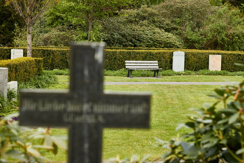 Gräber am Blumenband auf dem Friedhof Ohlsdorf.