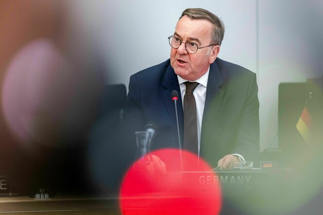 Der deutsche Verteidigungsminister Boris Pistorius spricht während einer Sitzung der Verteidigungskontaktgruppe für die Ukraine im NATO-Hauptquartier in Brüssel